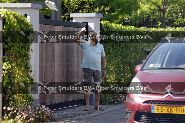 Breukeleveen 25 mei 2026
Huis Prinses Mabel . Een man bezorgt een boek door het over de poort te gooien 