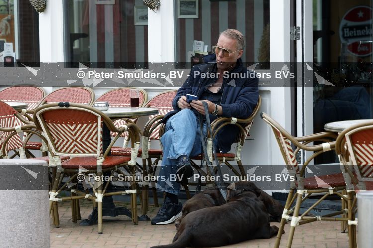 Noordwijk 17 juni 2026
Rogier Smit woont met zijn twee honden in een caravan omdat hij geen huis kan vinden .