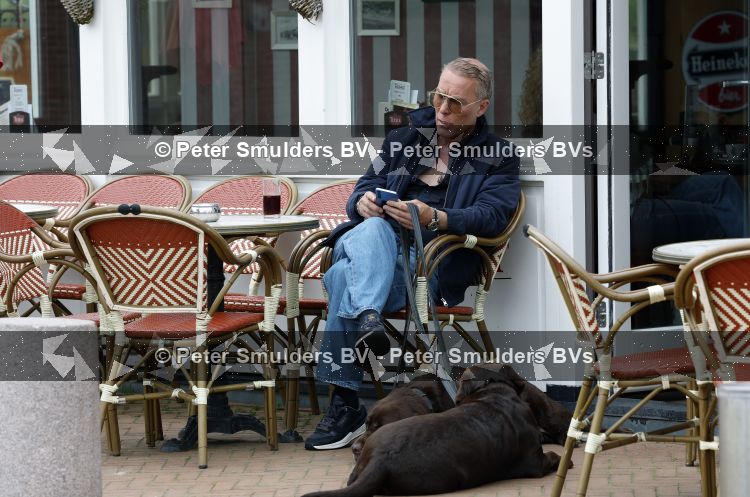 Noordwijk 17 juni 2026
Rogier Smit woont met zijn twee honden in een caravan omdat hij geen huis kan vinden .