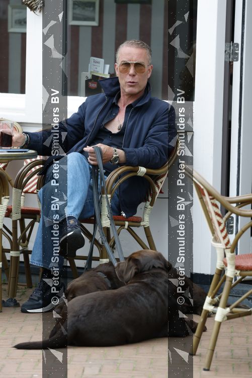 Noordwijk 17 juni 2026
Rogier Smit woont met zijn twee honden in een caravan omdat hij geen huis kan vinden .