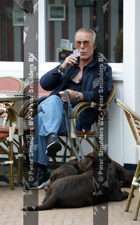 Noordwijk 17 juni 2026
Rogier Smit woont met zijn twee honden in een caravan omdat hij geen huis kan vinden .