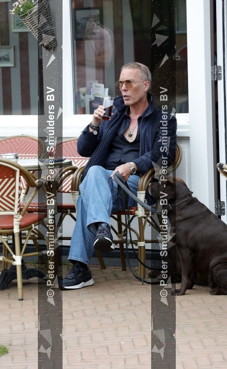 Noordwijk 17 juni 2026
Rogier Smit woont met zijn twee honden in een caravan omdat hij geen huis kan vinden .