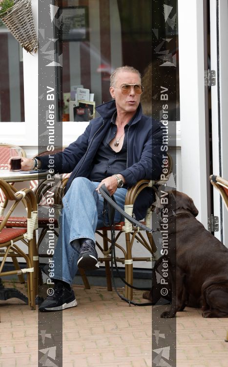 Noordwijk 17 juni 2026
Rogier Smit woont met zijn twee honden in een caravan omdat hij geen huis kan vinden .