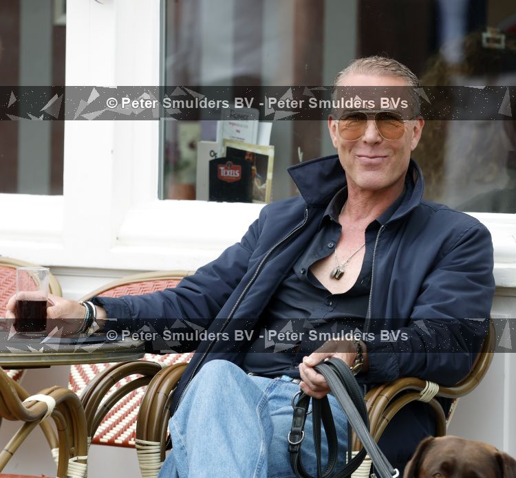 Noordwijk 17 juni 2026
Rogier Smit woont met zijn twee honden in een caravan omdat hij geen huis kan vinden .