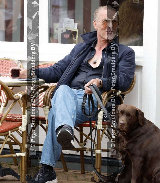 Noordwijk 17 juni 2026
Rogier Smit woont met zijn twee honden in een caravan omdat hij geen huis kan vinden .