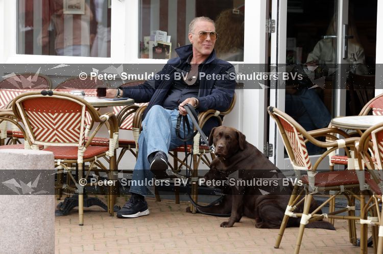 Noordwijk 17 juni 2026
Rogier Smit woont met zijn twee honden in een caravan omdat hij geen huis kan vinden .
