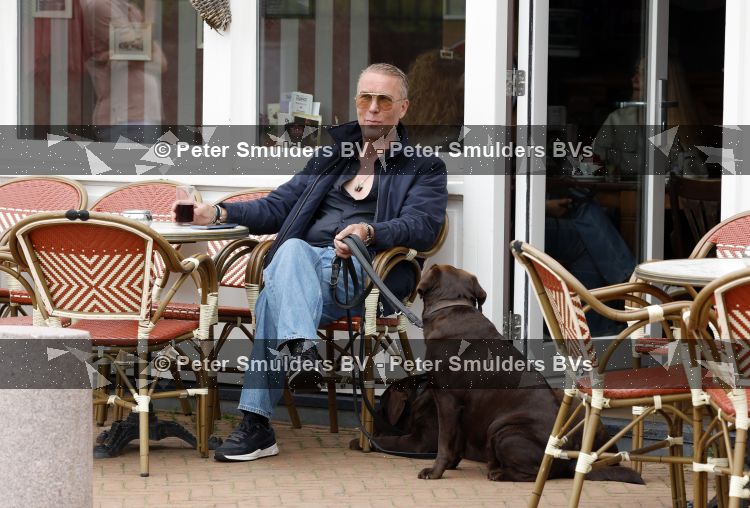 Noordwijk 17 juni 2026
Rogier Smit woont met zijn twee honden in een caravan omdat hij geen huis kan vinden .