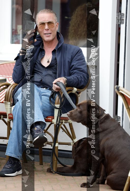 Noordwijk 17 juni 2026
Rogier Smit woont met zijn twee honden in een caravan omdat hij geen huis kan vinden .