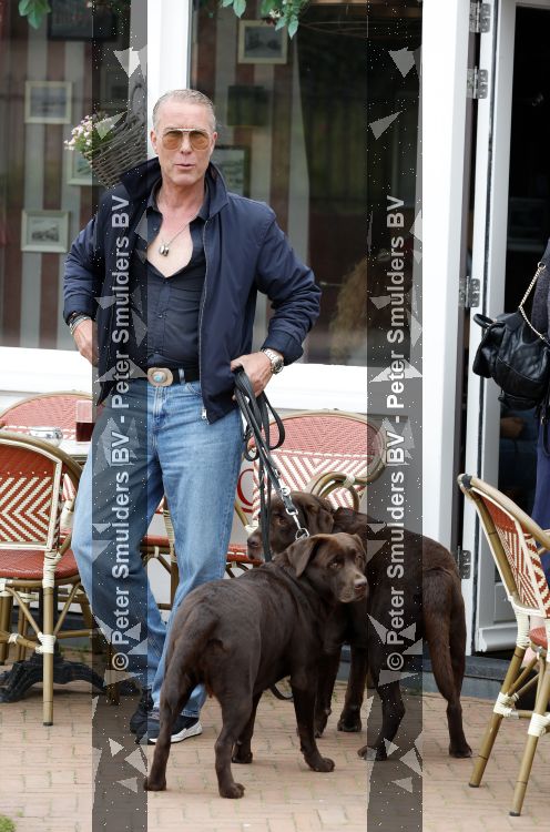 Noordwijk 17 juni 2026
Rogier Smit woont met zijn twee honden in een caravan omdat hij geen huis kan vinden .