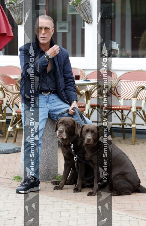 Noordwijk 17 juni 2026
Rogier Smit woont met zijn twee honden in een caravan omdat hij geen huis kan vinden .