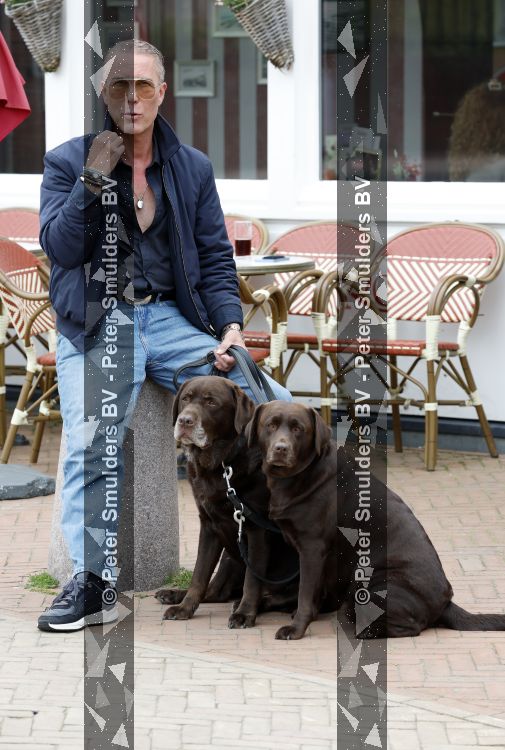 Noordwijk 17 juni 2026
Rogier Smit woont met zijn twee honden in een caravan omdat hij geen huis kan vinden .
