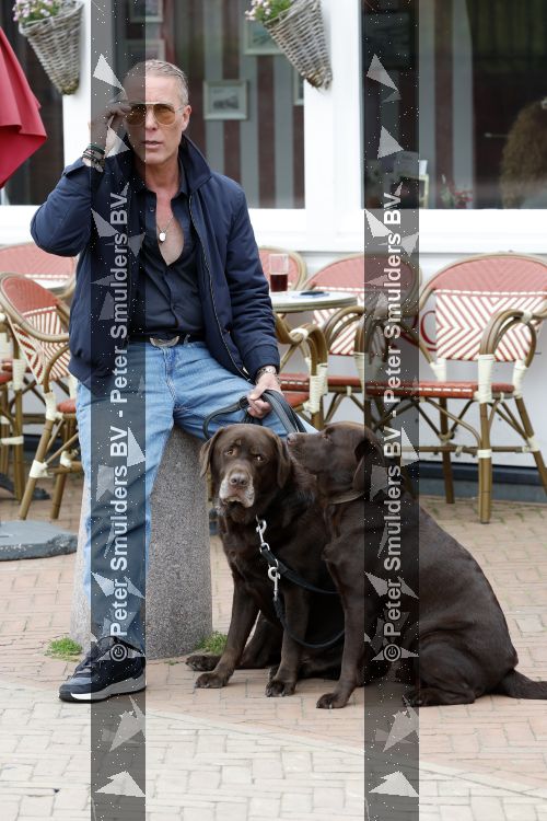 Noordwijk 17 juni 2026
Rogier Smit woont met zijn twee honden in een caravan omdat hij geen huis kan vinden .