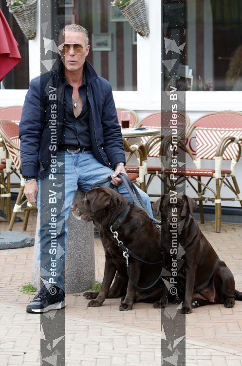 Noordwijk 17 juni 2026
Rogier Smit woont met zijn twee honden in een caravan omdat hij geen huis kan vinden .