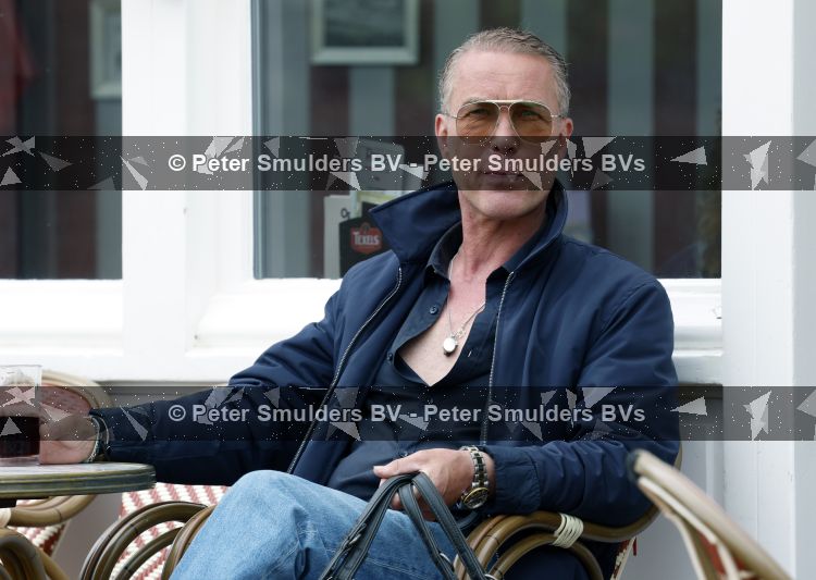 Noordwijk 17 juni 2026
Rogier Smit woont met zijn twee honden in een caravan omdat hij geen huis kan vinden .
