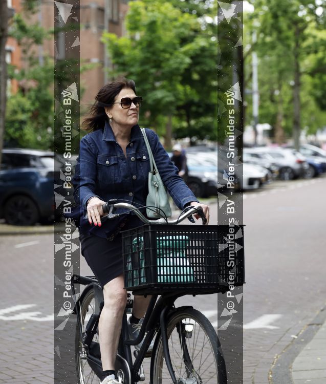 Amsterdam 11 juni 2026
Roos ten Brink op de fiets in Amsterdam zuid.