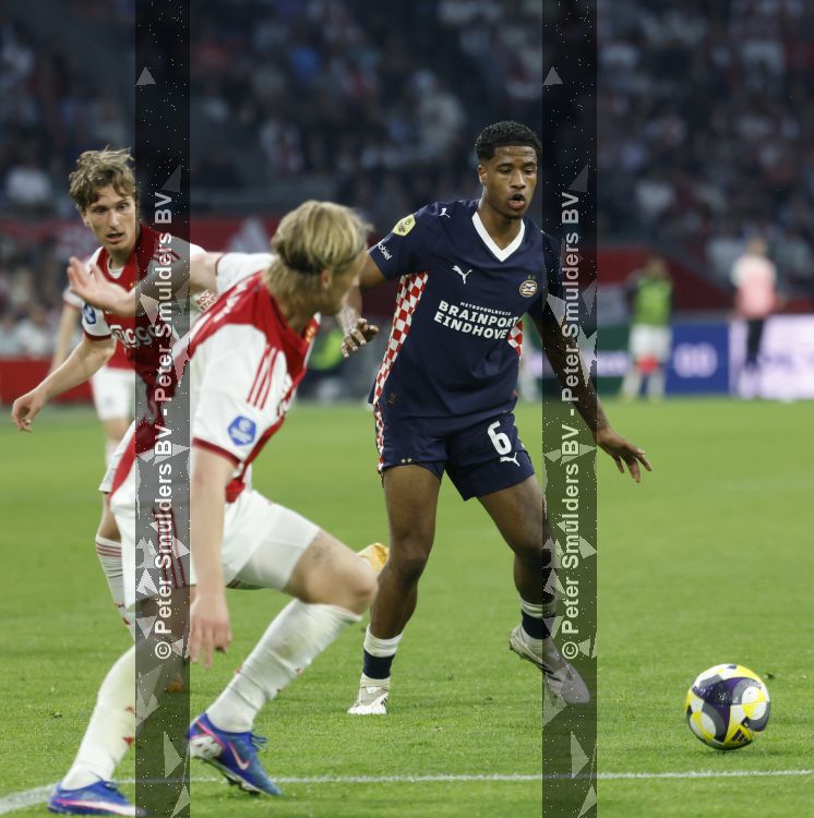 Amsterdam, 2 Mei 2026
Kompetitiewedstrijd AJAX-PSV, eindstand 2-2
Ryan Flamingo