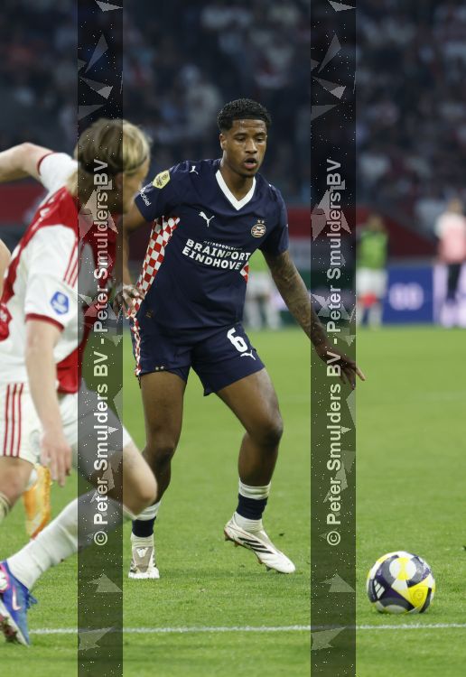Amsterdam, 2 Mei 2026
Kompetitiewedstrijd AJAX-PSV, eindstand 2-2
Ryan Flamingo