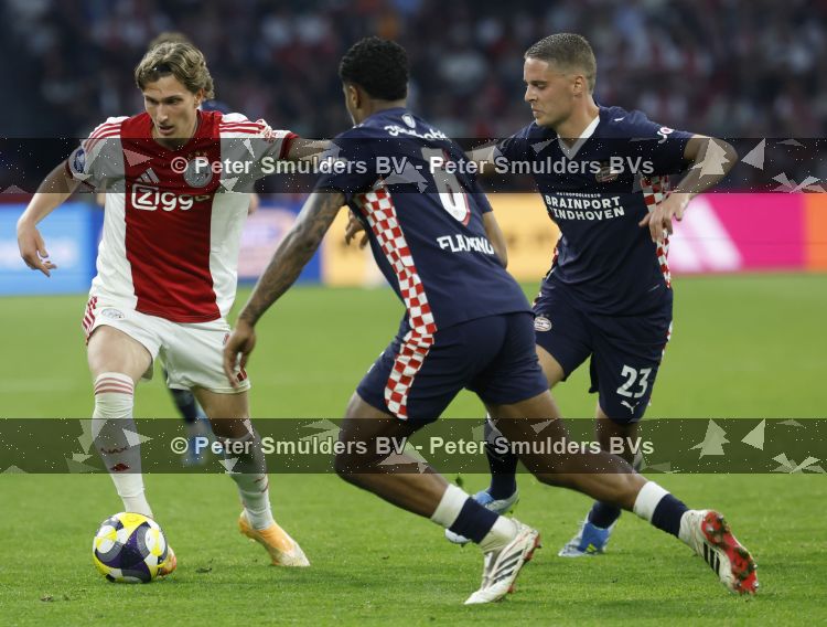 Amsterdam, 2 Mei 2026
Kompetitiewedstrijd AJAX-PSV, eindstand 2-2
Ryan Flamingo en Mika Godts