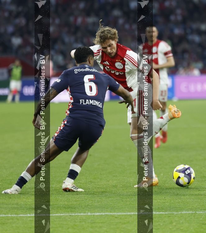 Amsterdam, 2 Mei 2026
Kompetitiewedstrijd AJAX-PSV, eindstand 2-2
Ryan Flamingo en Mika Godts