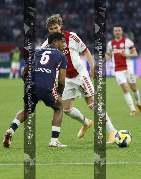 Amsterdam, 2 Mei 2026
Kompetitiewedstrijd AJAX-PSV, eindstand 2-2
Ryan Flamingo en Mika Godts