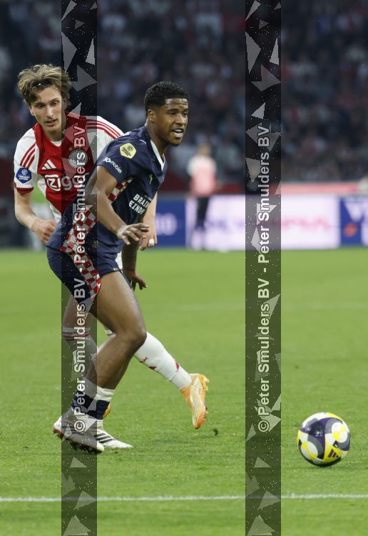 Amsterdam, 2 Mei 2026
Kompetitiewedstrijd AJAX-PSV, eindstand 2-2
Ryan Flamingo en Mika Godts