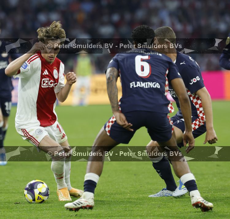 Amsterdam, 2 Mei 2026
Kompetitiewedstrijd AJAX-PSV, eindstand 2-2
Ryan Flamingo en Mika Godts