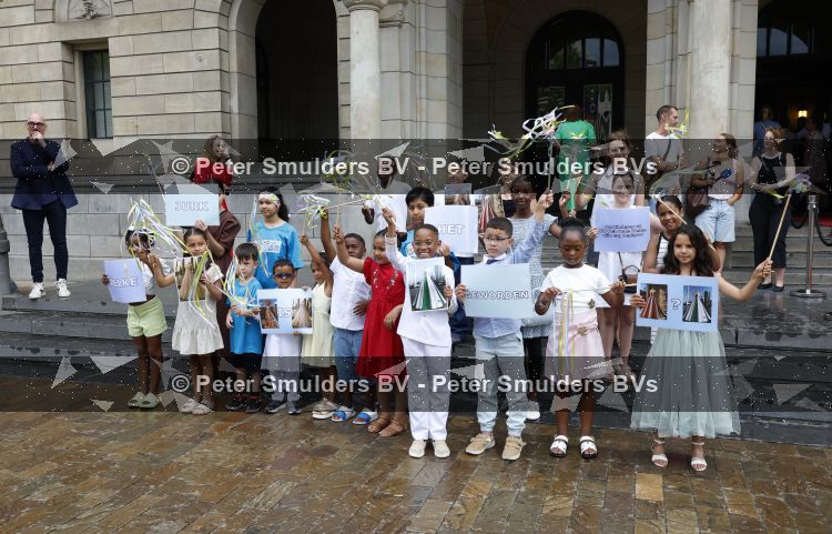 Rotterdam 27 juni 2026
Carola Schouten de burgemeester van Rotterdam, is vandaag getrouwd. Zij en Coert Kleijwegt gaven elkaar het jawoord op het gemeentehuis van Rotterdam. Sander de Kramer trouwde het stel. Schoolklas 