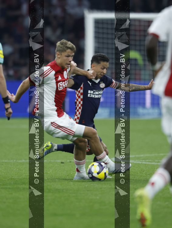 Amsterdam, 2 Mei 2026
Kompetitiewedstrijd AJAX-PSV, eindstand 2-2
Sean Steur met Mauro Junior
