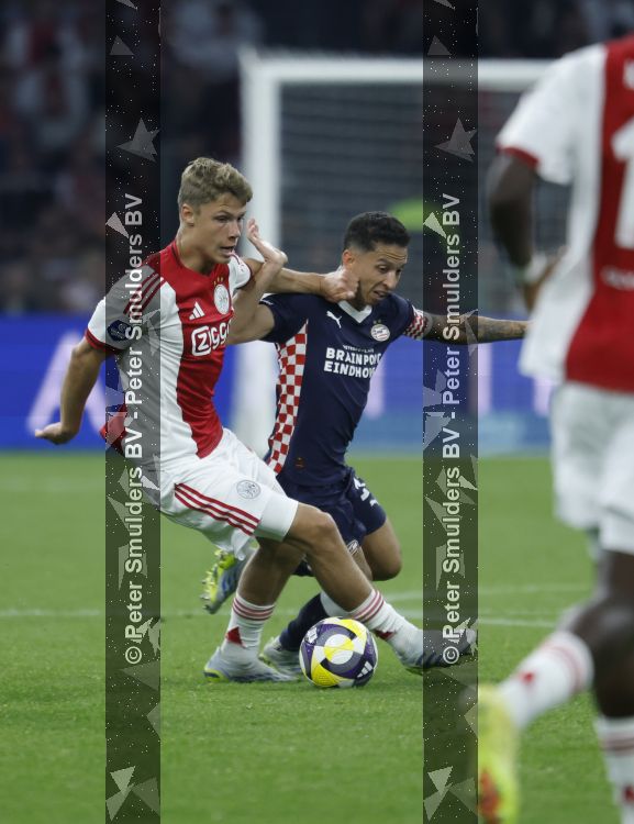 Amsterdam, 2 Mei 2026
Kompetitiewedstrijd AJAX-PSV, eindstand 2-2
Sean Steur met Mauro Junior