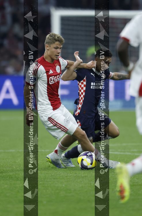 Amsterdam, 2 Mei 2026
Kompetitiewedstrijd AJAX-PSV, eindstand 2-2
Sean Steur met Mauro Junior