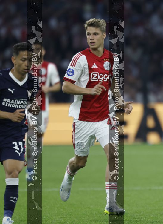Amsterdam, 2 Mei 2026
Kompetitiewedstrijd AJAX-PSV, eindstand 2-2
Sean Steur met Mauro Junior