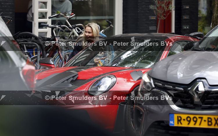 Amsterdam 13 juni 2026
Steven Bergwijn met zijn bijzondere porsche 911 GT3 in Amsterdam zuid met zijn vriendin Sem Smit en hun zoontje met au pair