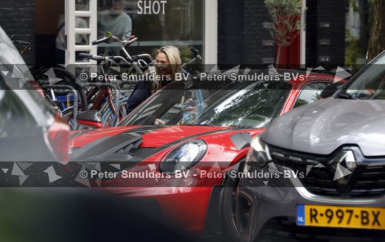 Amsterdam 13 juni 2026
Steven Bergwijn met zijn bijzondere porsche 911 GT3 in Amsterdam zuid met zijn vriendin Sem Smit en hun zoontje met au pair