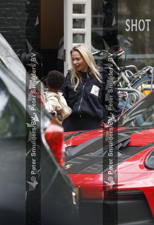 Amsterdam 13 juni 2026
Steven Bergwijn met zijn bijzondere porsche 911 GT3 in Amsterdam zuid met zijn vriendin Sem Smit en hun zoontje met au pair