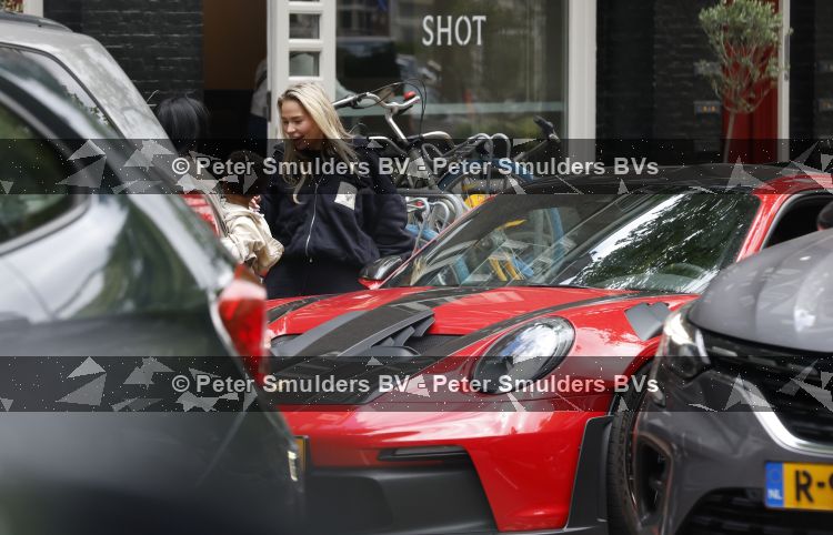 Amsterdam 13 juni 2026
Steven Bergwijn met zijn bijzondere porsche 911 GT3 in Amsterdam zuid met zijn vriendin Sem Smit en hun zoontje met au pair