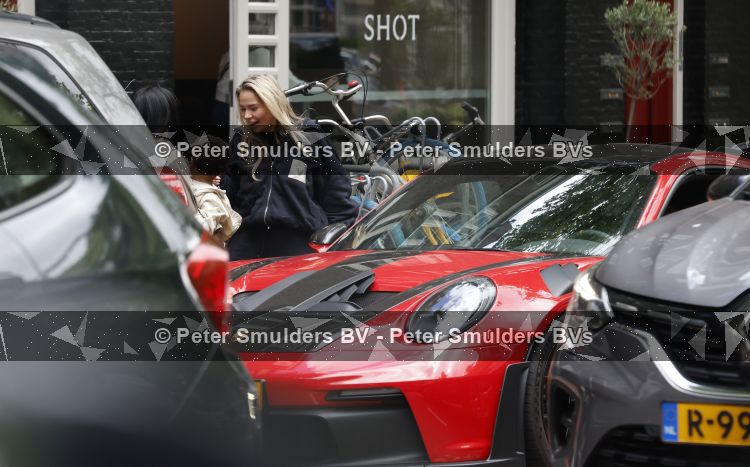 Amsterdam 13 juni 2026
Steven Bergwijn met zijn bijzondere porsche 911 GT3 in Amsterdam zuid met zijn vriendin Sem Smit en hun zoontje met au pair