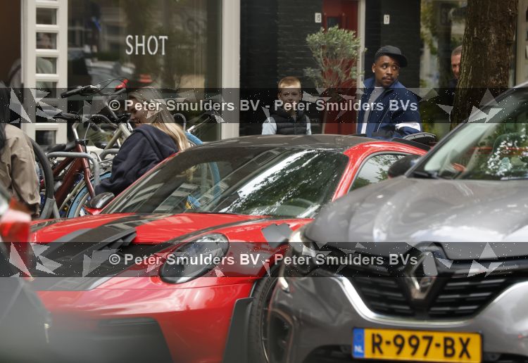 Amsterdam 13 juni 2026
Steven Bergwijn met zijn bijzondere porsche 911 GT3 in Amsterdam zuid met zijn vriendin Sem Smit en hun zoontje met au pair