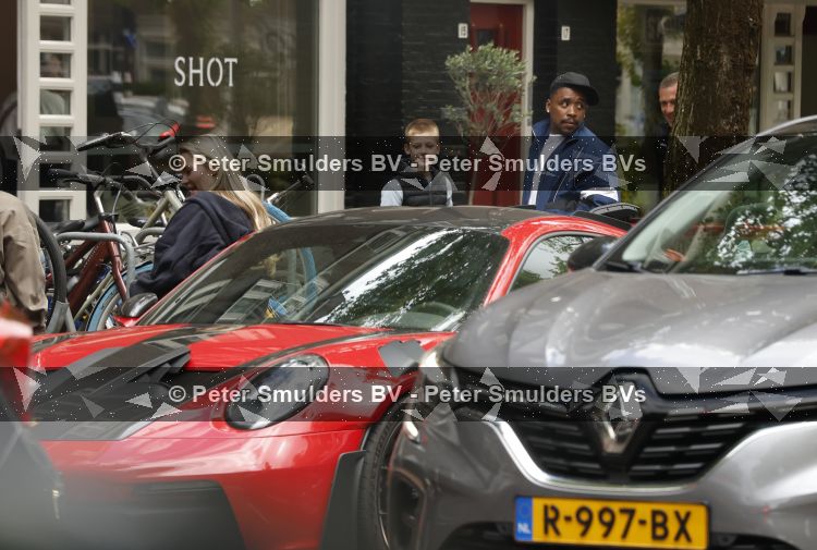 Amsterdam 13 juni 2026
Steven Bergwijn met zijn bijzondere porsche 911 GT3 in Amsterdam zuid met zijn vriendin Sem Smit en hun zoontje met au pair