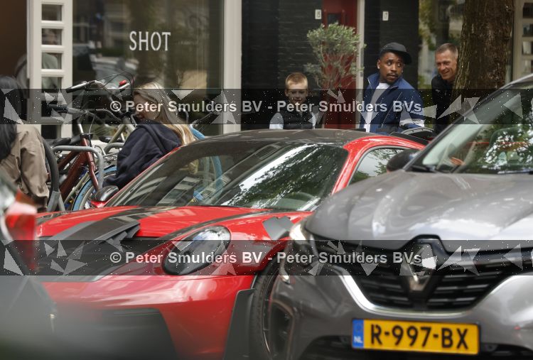 Amsterdam 13 juni 2026
Steven Bergwijn met zijn bijzondere porsche 911 GT3 in Amsterdam zuid met zijn vriendin Sem Smit en hun zoontje met au pair