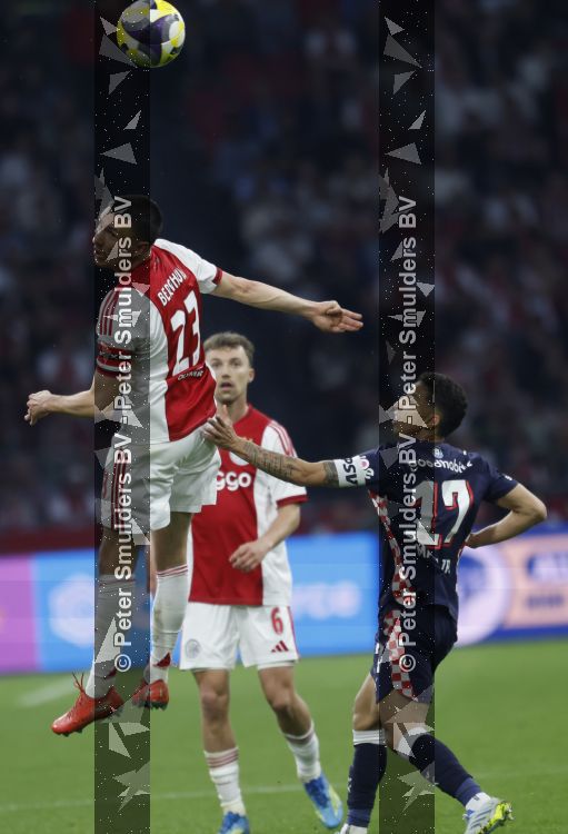 Amsterdam, 2 Mei 2026
Kompetitiewedstrijd AJAX-PSV, eindstand 2-2
Steven Berghuis met Mauro Junior