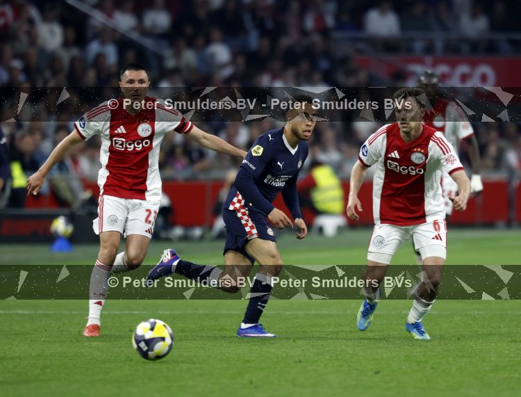 Amsterdam, 2 Mei 2026
Kompetitiewedstrijd AJAX-PSV, eindstand 2-2
Steven Berghuis met Youri Vergeer en Sergino Dest
