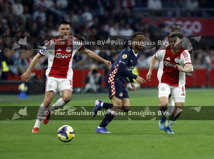 Amsterdam, 2 Mei 2026
Kompetitiewedstrijd AJAX-PSV, eindstand 2-2
Steven Berghuis met Youri Vergeer en Sergino Dest