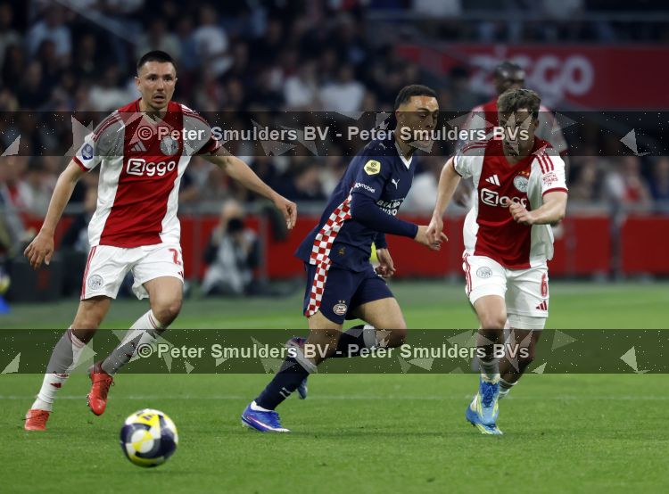 Amsterdam, 2 Mei 2026
Kompetitiewedstrijd AJAX-PSV, eindstand 2-2
Steven Berghuis met Youri Vergeer en Sergino Dest