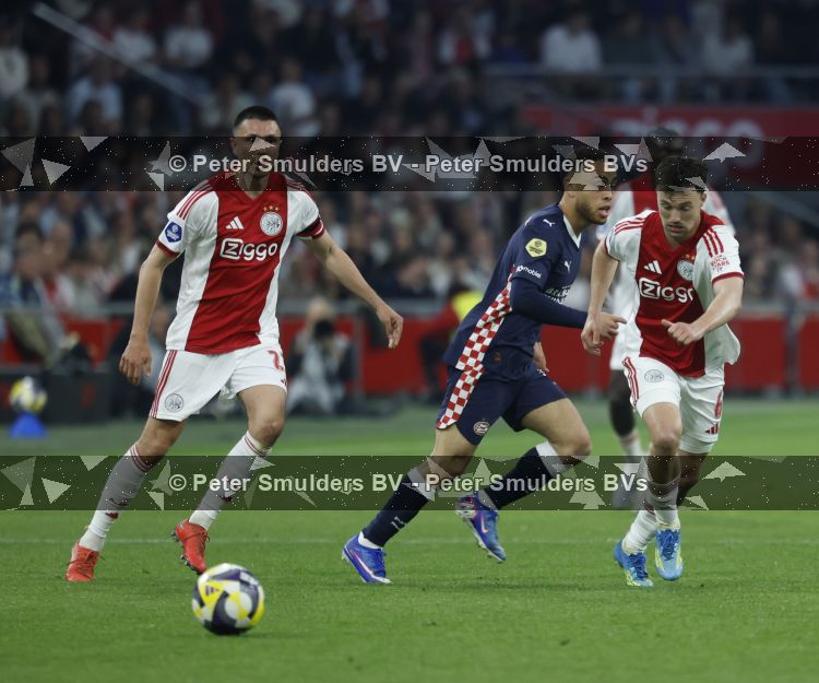 Amsterdam, 2 Mei 2026
Kompetitiewedstrijd AJAX-PSV, eindstand 2-2
Steven Berghuis met Youri Vergeer en Sergino Dest