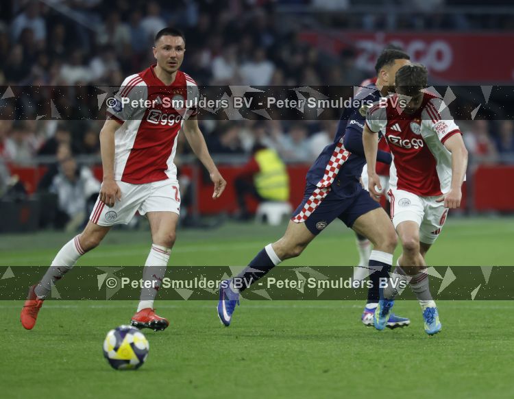 Amsterdam, 2 Mei 2026
Kompetitiewedstrijd AJAX-PSV, eindstand 2-2
Steven Berghuis met Youri Vergeer en Sergino Dest