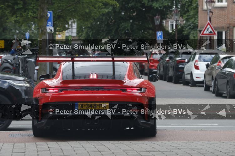 Amsterdam 13 juni 2026
Steven Bergwijn met zijn bijzondere porsche 911 GT3 in Amsterdam zuid met zijn vriendin Sem Smit en hun zoontje met au pair
