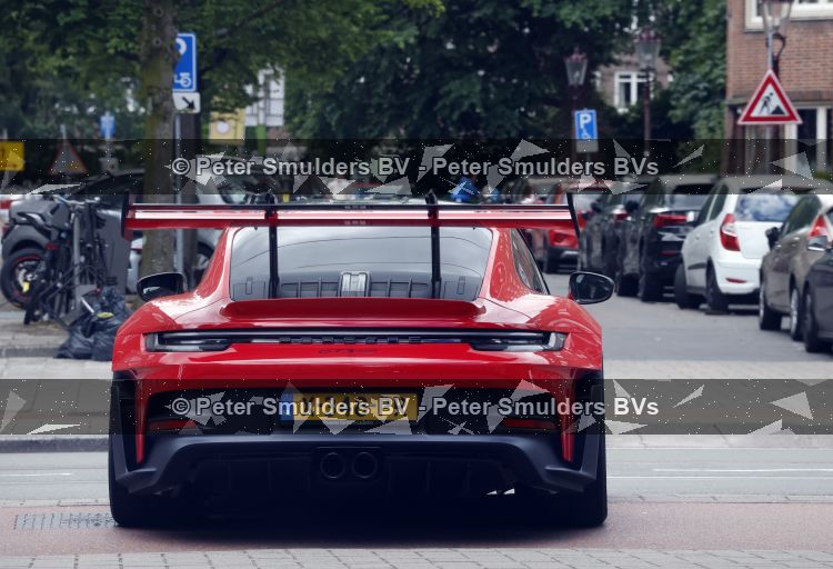 Amsterdam 13 juni 2026
Steven Bergwijn met zijn bijzondere porsche 911 GT3 in Amsterdam zuid met zijn vriendin Sem Smit en hun zoontje met au pair