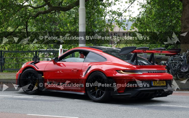 Amsterdam 13 juni 2026
Steven Bergwijn met zijn bijzondere porsche 911 GT3 in Amsterdam zuid met zijn vriendin Sem Smit en hun zoontje met au pair