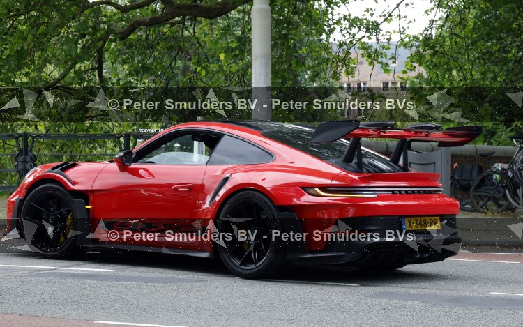 Amsterdam 13 juni 2026
Steven Bergwijn met zijn bijzondere porsche 911 GT3 in Amsterdam zuid met zijn vriendin Sem Smit en hun zoontje met au pair