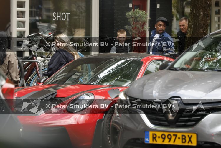 Amsterdam 13 juni 2026
Steven Bergwijn met zijn bijzondere porsche 911 GT3 in Amsterdam zuid met zijn vriendin Sem Smit en hun zoontje met au pair